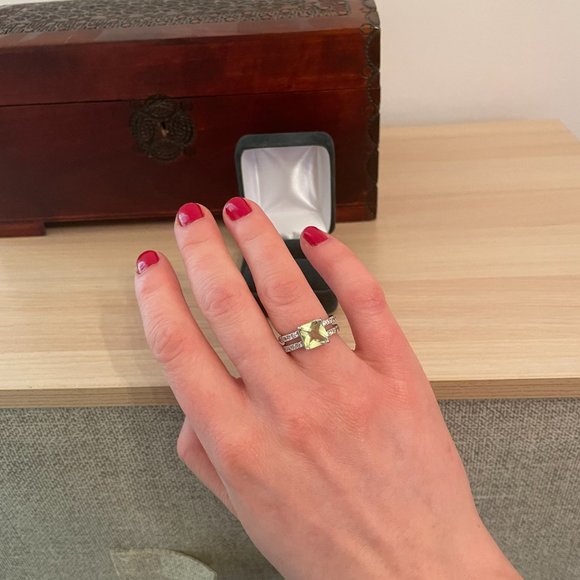 Peridot ring with cubic zirconia set on silver double band - Picture 3 of 6